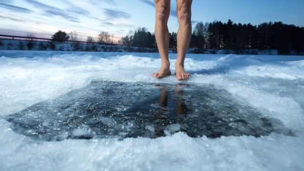 HOMME QUI VA PLONGER DANS UNE MER GLACEE
