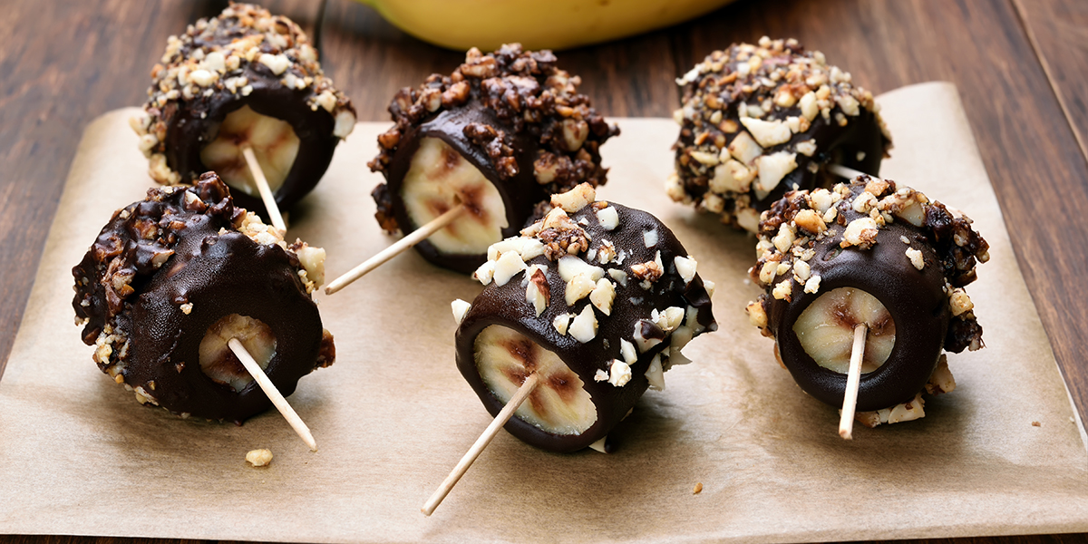 WEB3-BANANA-FROZEN-CHOCOLATE-PARTY-TREATS-shutterstock_553157080-Tatiana-Volgutova-AI