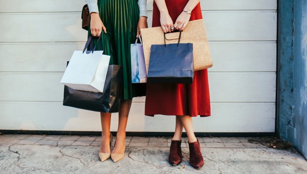 KOBIETY Z TORBAMI ZAKUPÓW