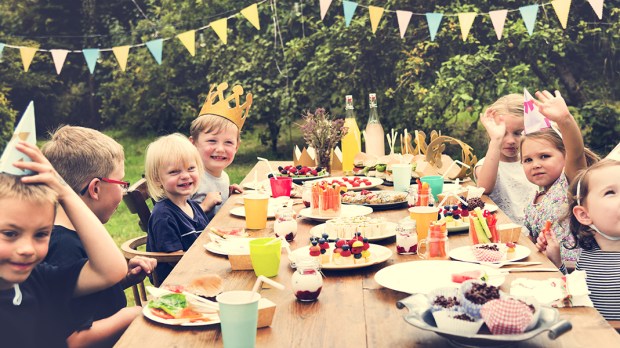 WEB3-KIDS-PARTY-BIRTHDAY-OUTSIDE-TABLE-shutterstock_529894792-Rawpixel.com-AI