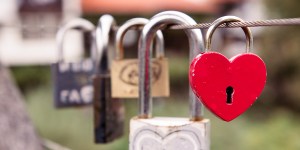 La dependencia emocional de pareja comienza en la niñez