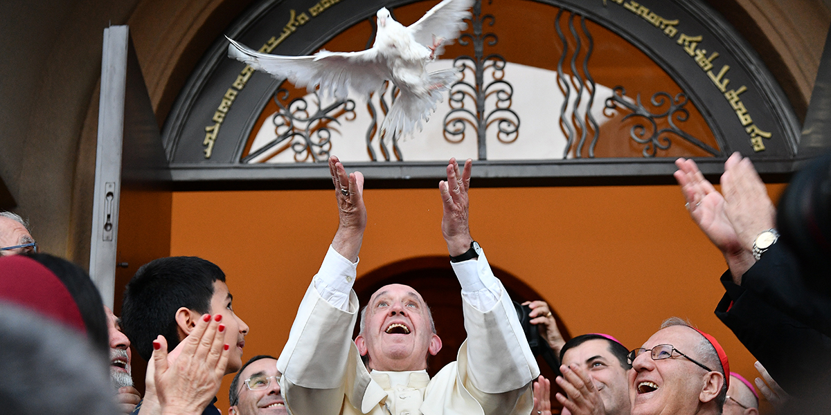 WEB3-PHOTO-OF-THE-DAY-BIRD-FLY-RELEASE-POPE-FRANCIS-000_GO5ZY&#8211;Vincenzo-Pinto-AFP