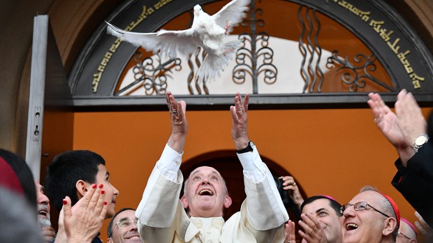 WEB3-PHOTO-OF-THE-DAY-BIRD-FLY-RELEASE-POPE-FRANCIS-000_GO5ZY&#8211;Vincenzo-Pinto-AFP