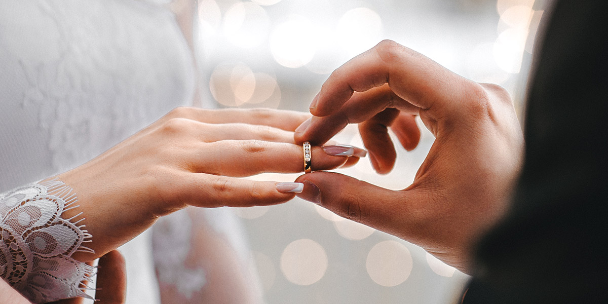 WEB3-WEDDING-COUPLE-HANDS-RINGS-shutterstock_589431530-By KirylV-AI