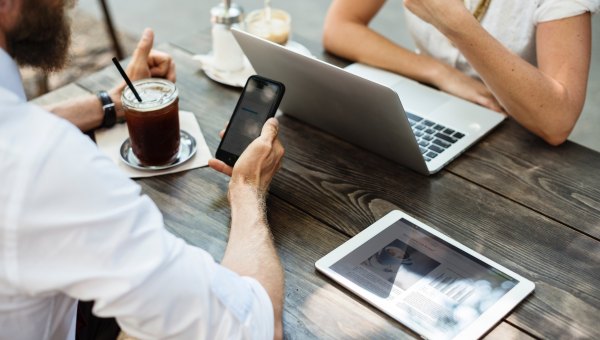 HOMME AVEC UN SMARTPHONE