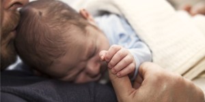 ¿Cómo puede el papá implicarse con la crianza del bebé tras el parto?