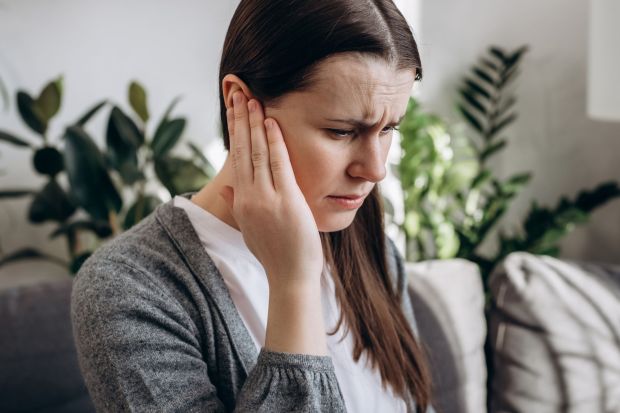 woman-whit-hearing-problems