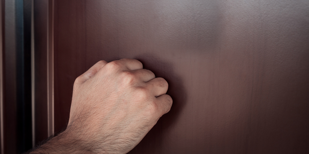 HAND,KNOCKING,DOOR