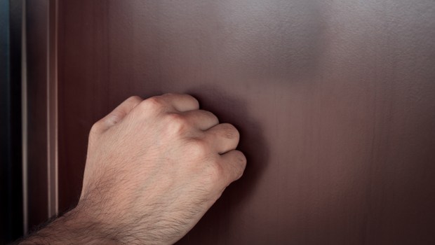 HAND,KNOCKING,DOOR
