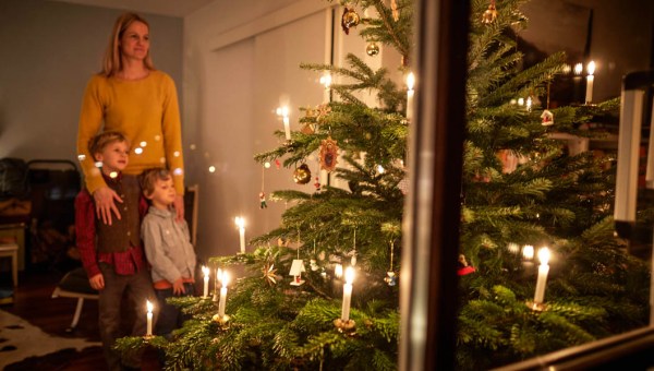 FAMILY WITH CHRISTMAS TREE