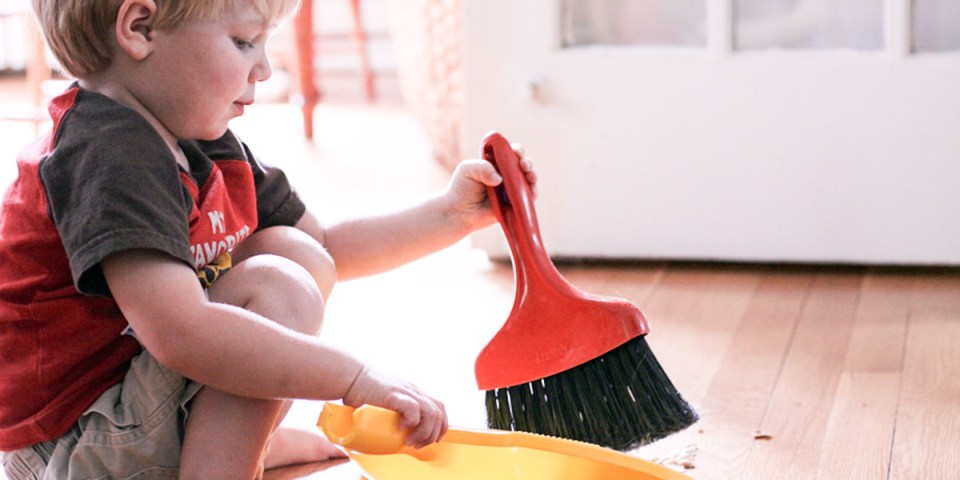 Cómo hacer que los hijos ayuden voluntariamente con las tareas del hogar