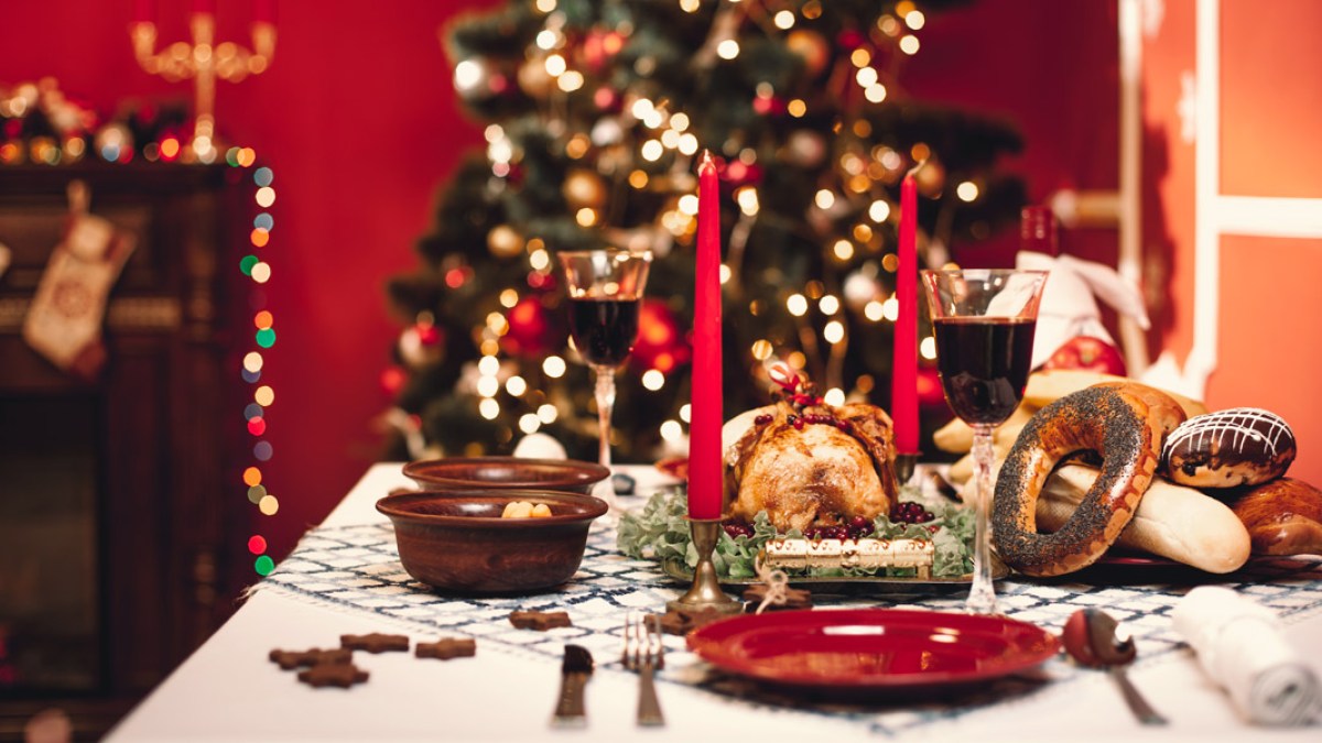 WEB3 CHRISTMAS DINNER TABLE TREE FAMILY MEAL FOOD Shutterstock