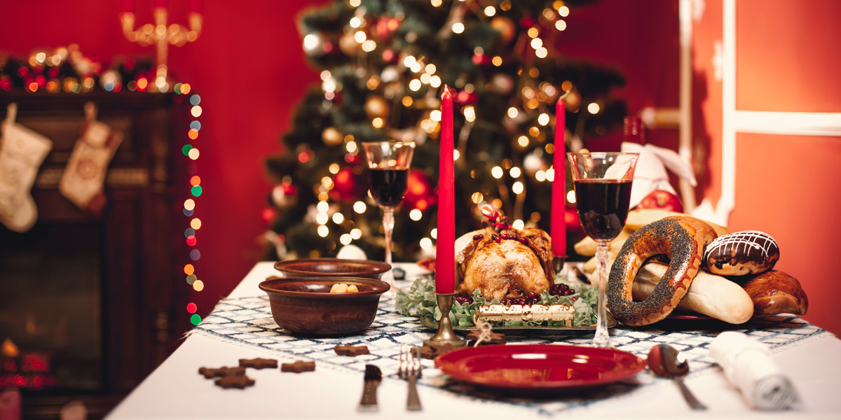 WEB3 CHRISTMAS DINNER TABLE TREE FAMILY MEAL FOOD Shutterstock