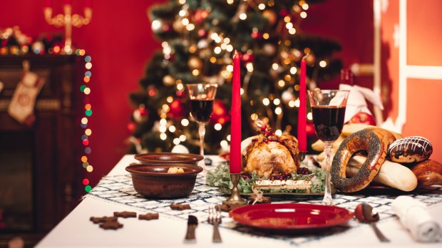 WEB3 CHRISTMAS DINNER TABLE TREE FAMILY MEAL FOOD Shutterstock