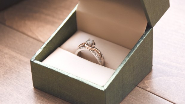 Consejos para escoger el anillo de compromiso perfecto