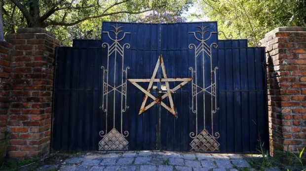 portão templo satânico