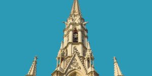 La rara iglesia en Barcelona que hay que conocer para comprender a Gaudí