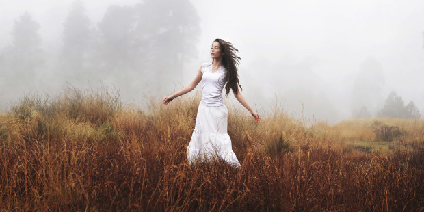 web-woman-white-reincarnation-fog-dream-jonathan-emmanuel-flores-tarello-cc