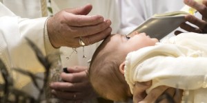 Bautizar a los niños, un acto de justicia, según el Papa