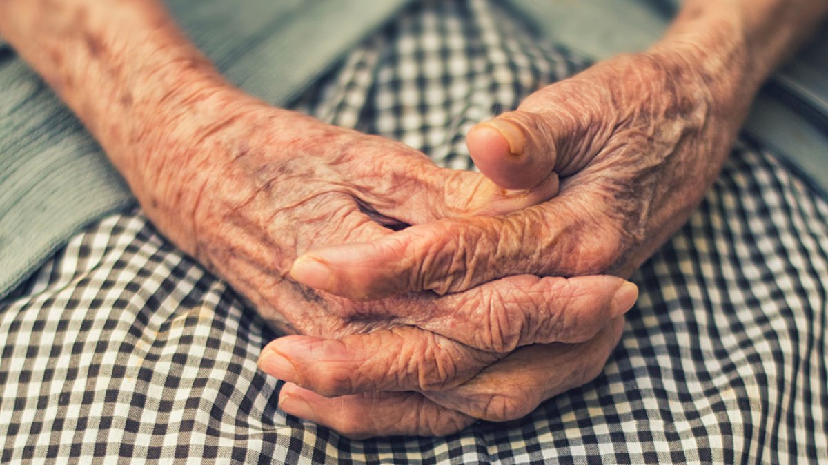 WEB3-OLD-WOMAN-HANDS-GRANDMOTHER-FAMILYcristian-newman-unsplash