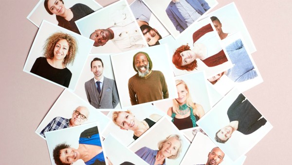 Rozrzucone polaroidy ze zdjęciami różnych osób