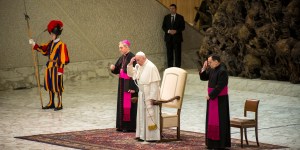 El Papa: ¿Por qué en la Misa el gesto de golpearse el pecho?