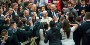 El Papa: ¿Por qué es tan importante el silencio en la oración durante la Misa?
