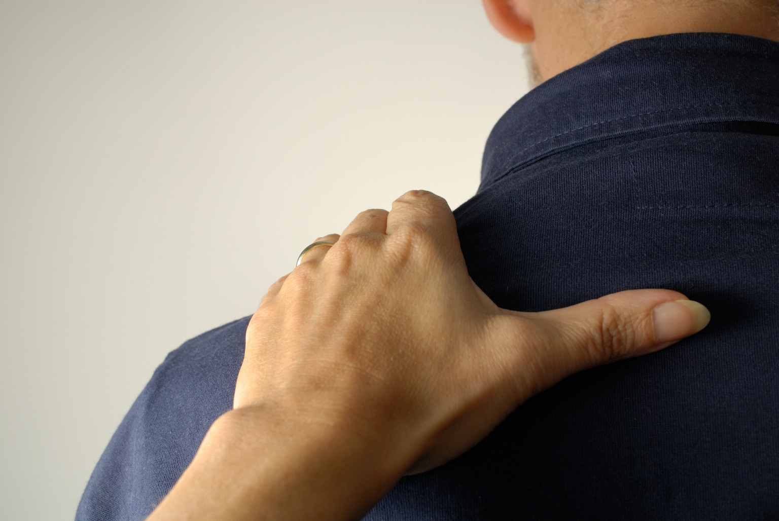 Hand on shoulder. Мужская ладонь на плече. Hand and shoulders. Hand on shoulder meme. Hand on shoulder meme.