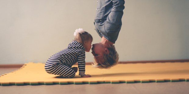 MUM, DAUGTHER, KISS