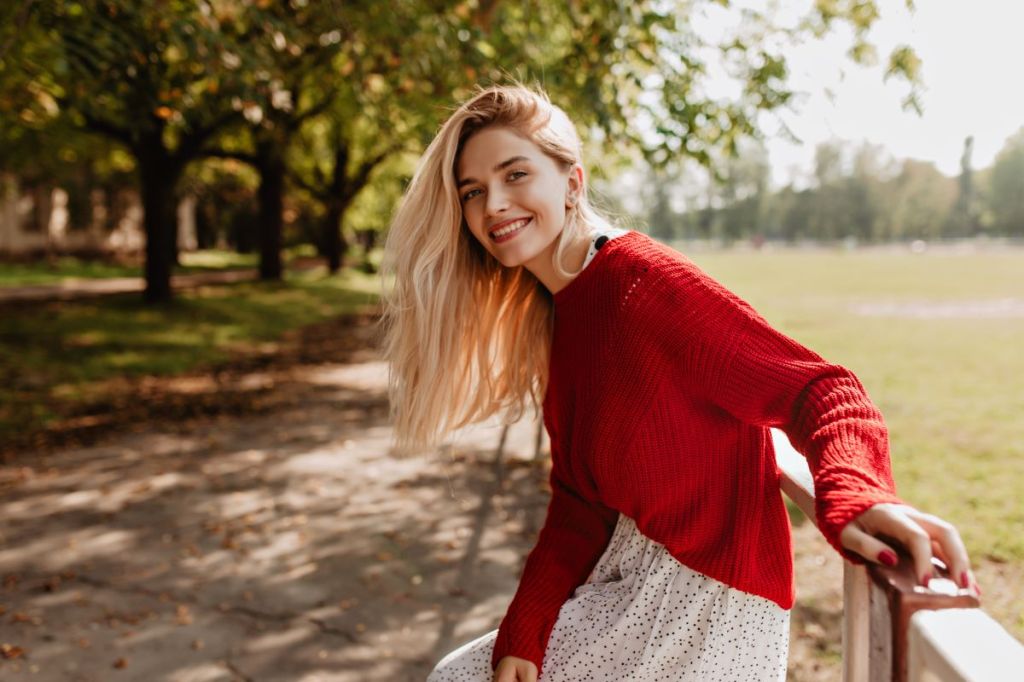 woman-sweter-red