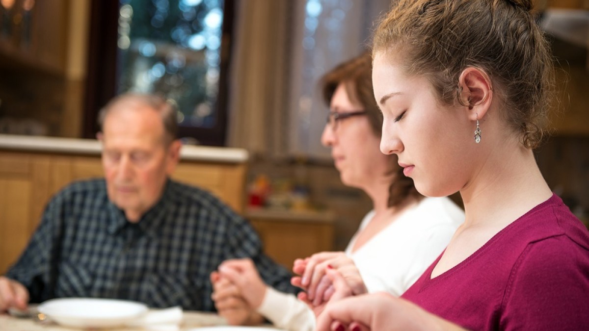 FAMILY PRAYING