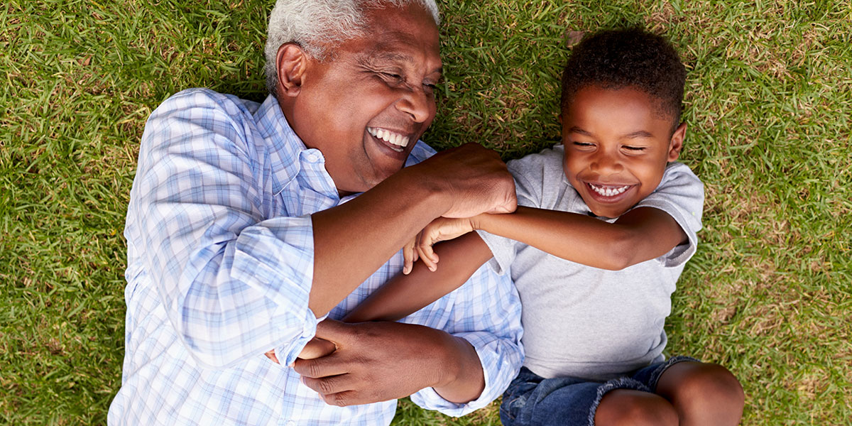 Por estas 5 razones encajan tanto los abuelos y sus nietos