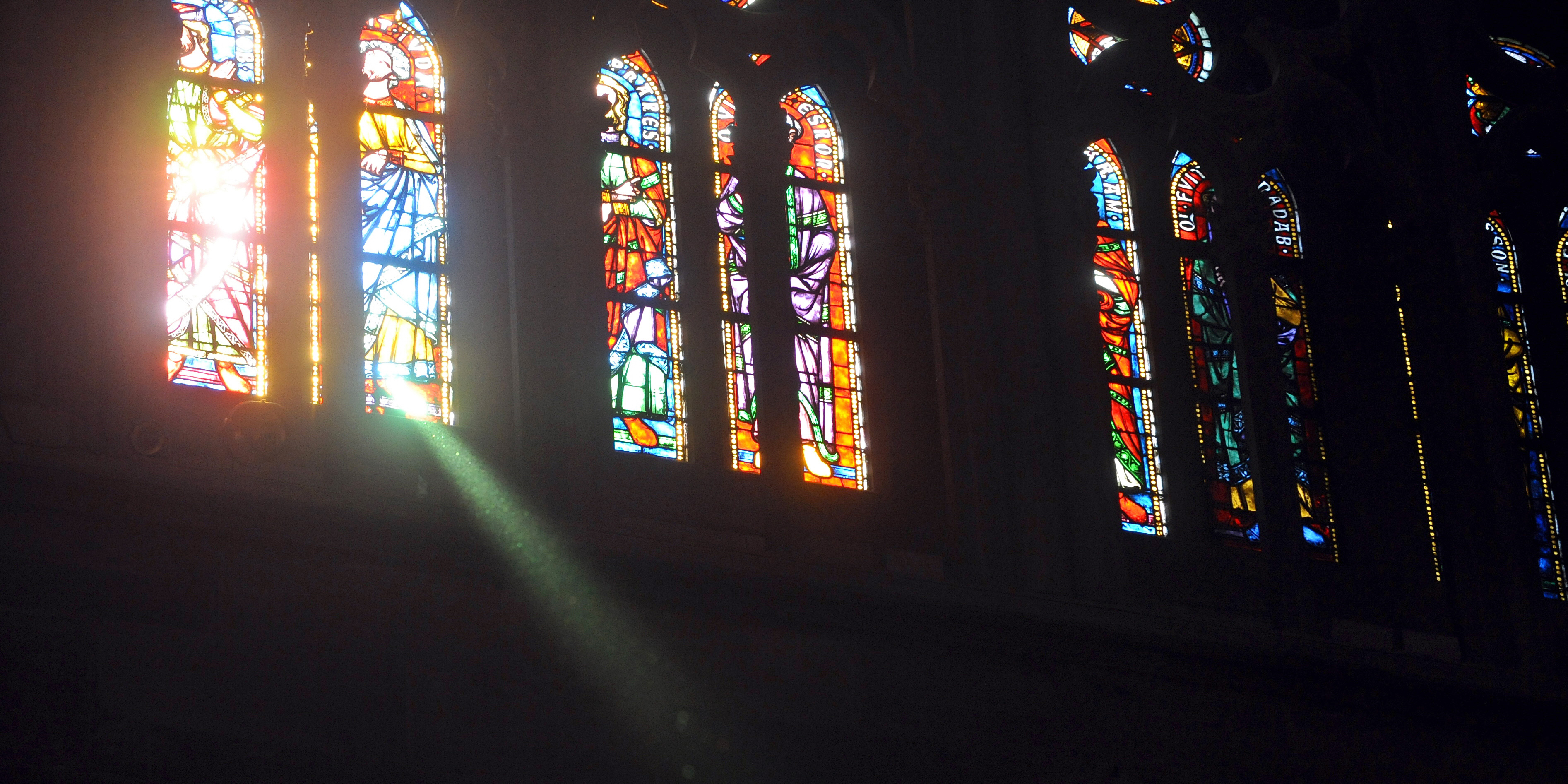 Por qué las iglesias tienen vitrales?