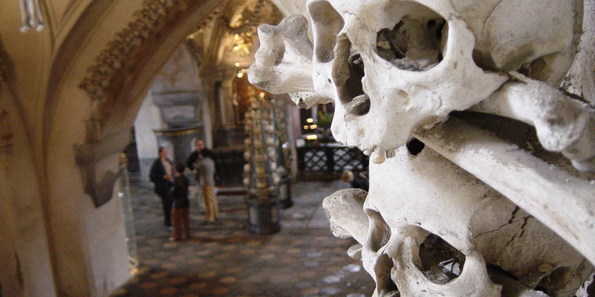 La capilla decorada con los huesos de más de 60 mil muertos