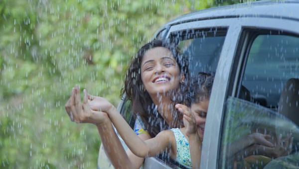 MOM DAUGTHER RAINING