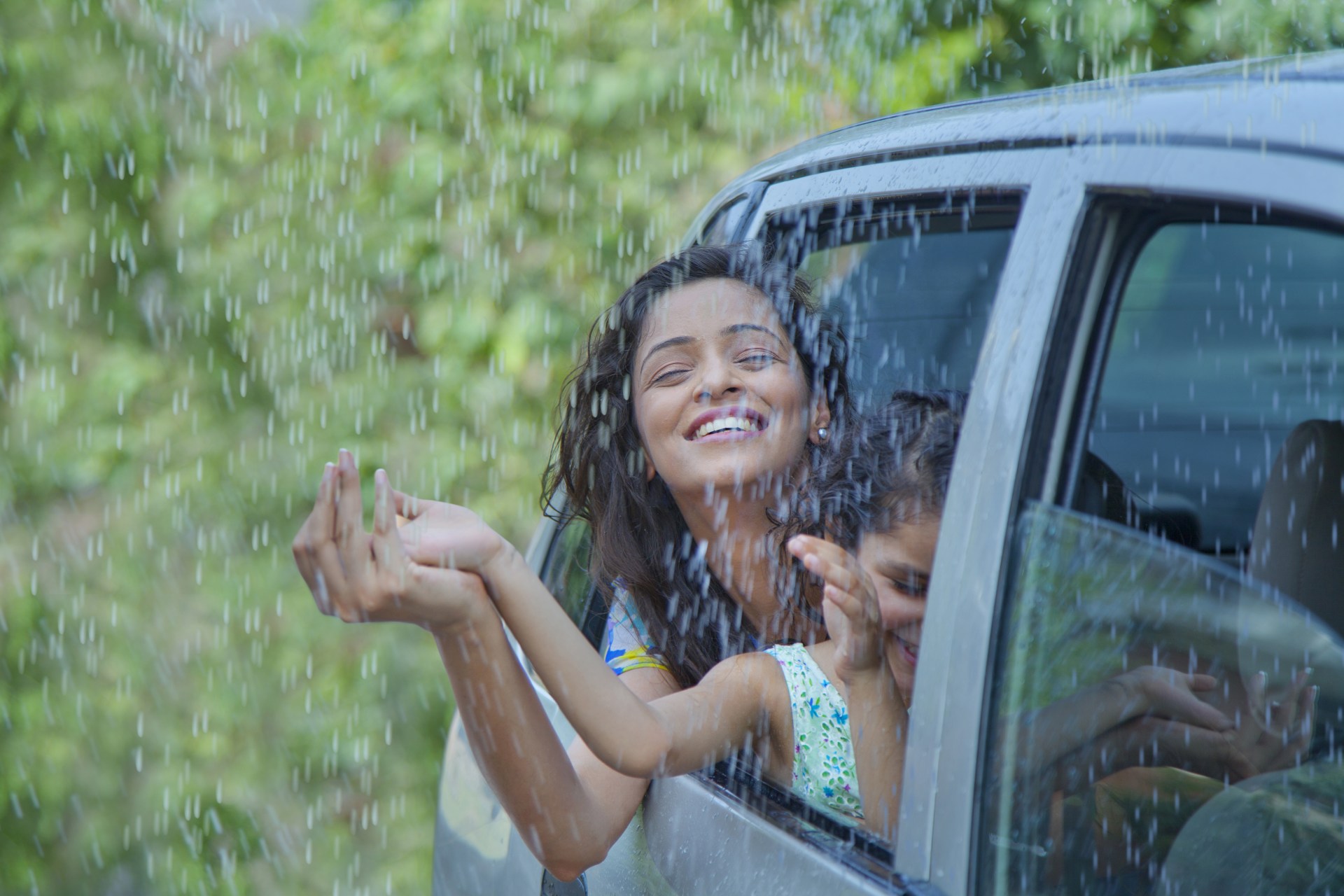MOM DAUGTHER RAINING