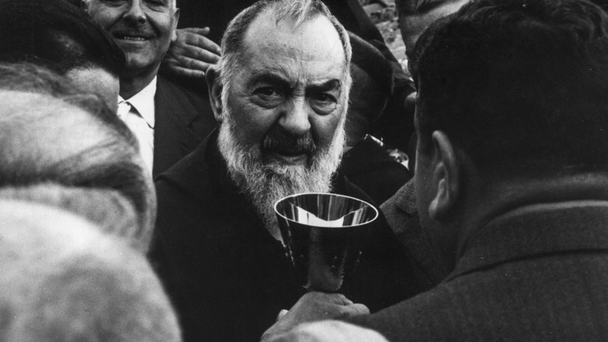 web-padre-pio-chalice-eyes-leeimage-ag