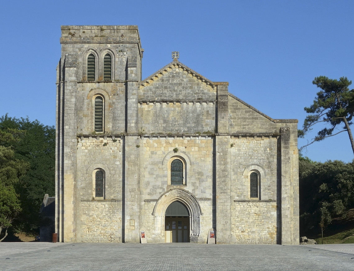 web2-vue-de-lecc81glise-notre-dame-de-la-fin-des-terres-de-soulac-jpege28086