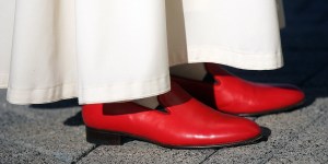 La historia detrás de los zapatos rojos del Papa 