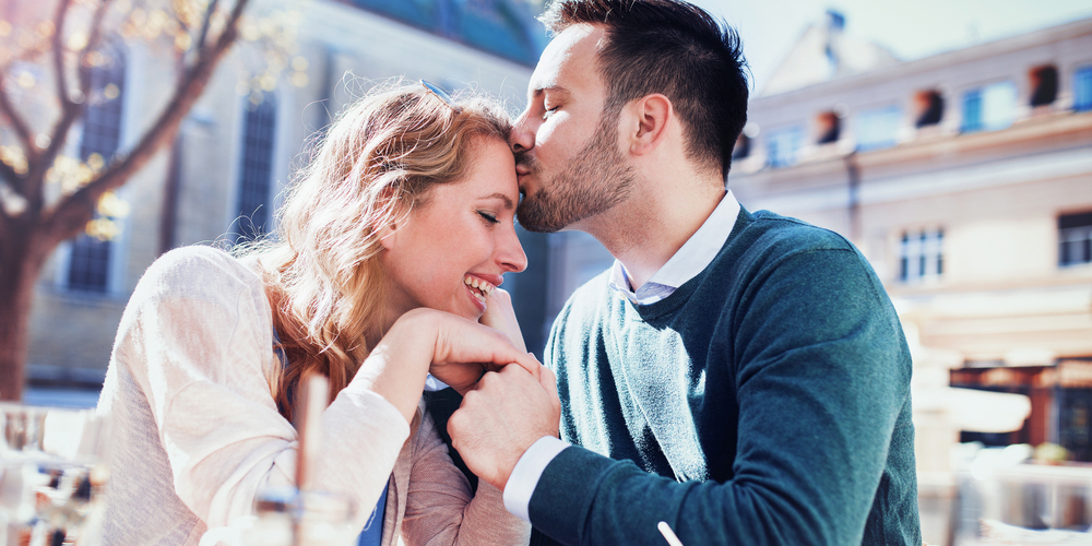 WEB3-COUPLE-LOVE-KISS-COFFEE-De Bobex-73 I Shutterstock