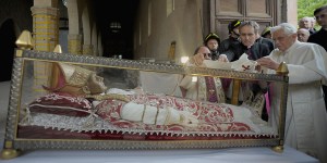 El regalo de Benedicto XVI a Celestino V, ¿casualidad o presagio?