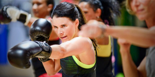 WOMAN KICKBOXING