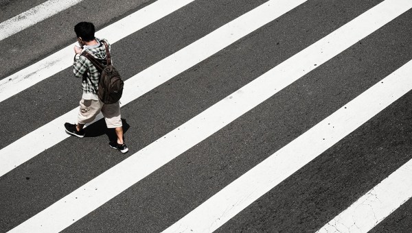 MĘŻCZYZNA NA PASACH