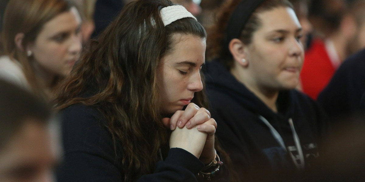 WOMAN,PRAYING,MASS