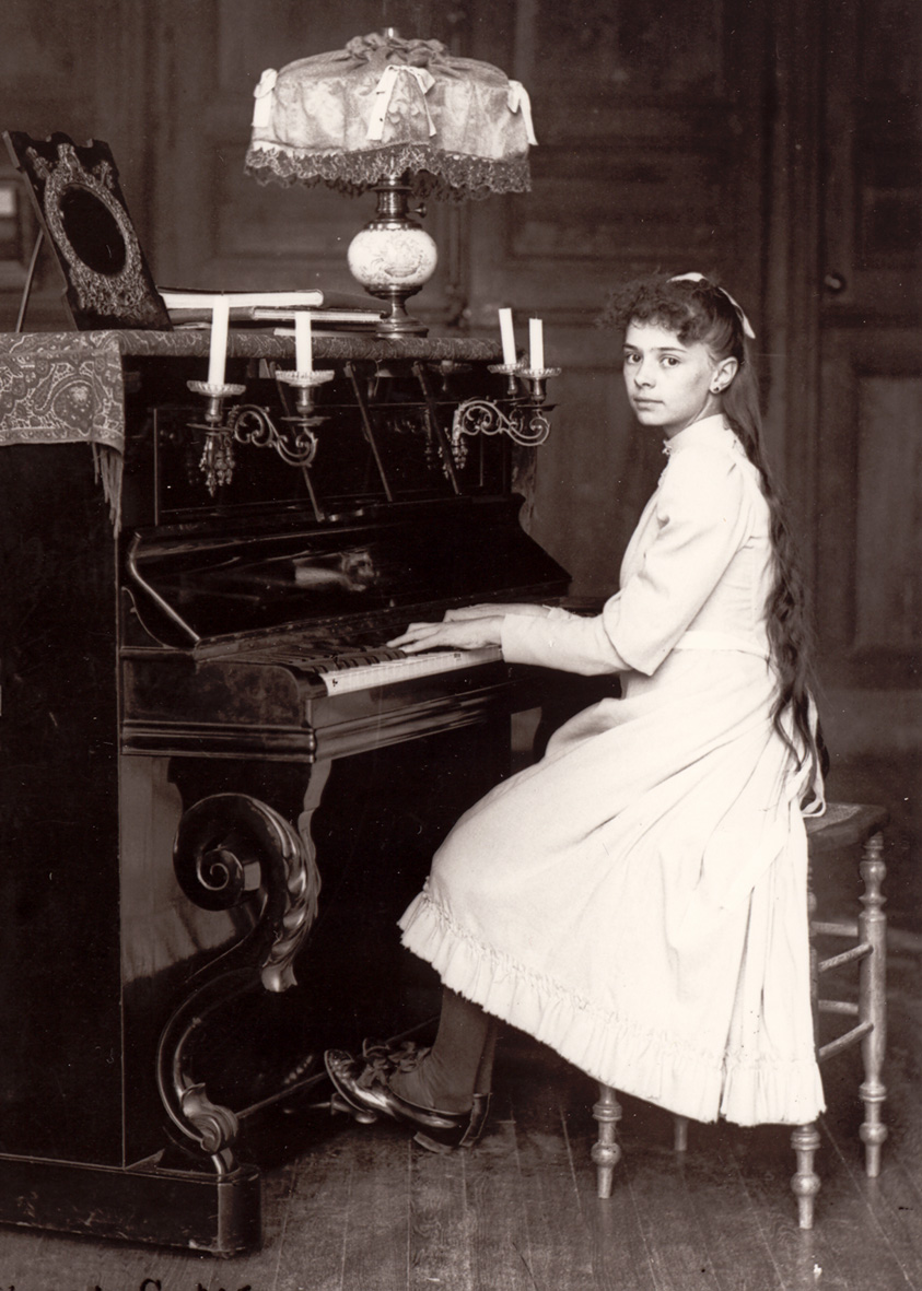 Elisabeth_de_la_Trinité_jouant_du_piano
