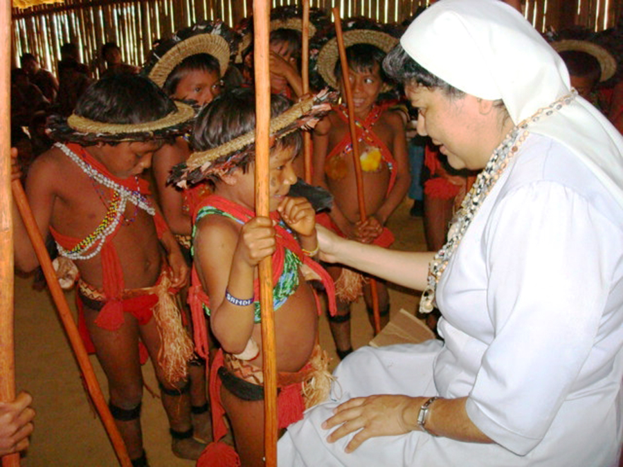 PRENSA_-_La_Hna_Robertina_Andrade_junto_a_un_grupo_de_niños_indigenas_en_San_José_de_Kayamá