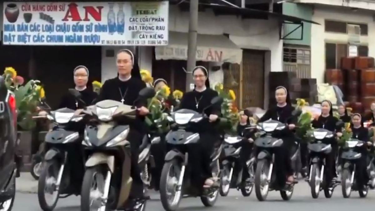Vietnam, religieuses en scooter.