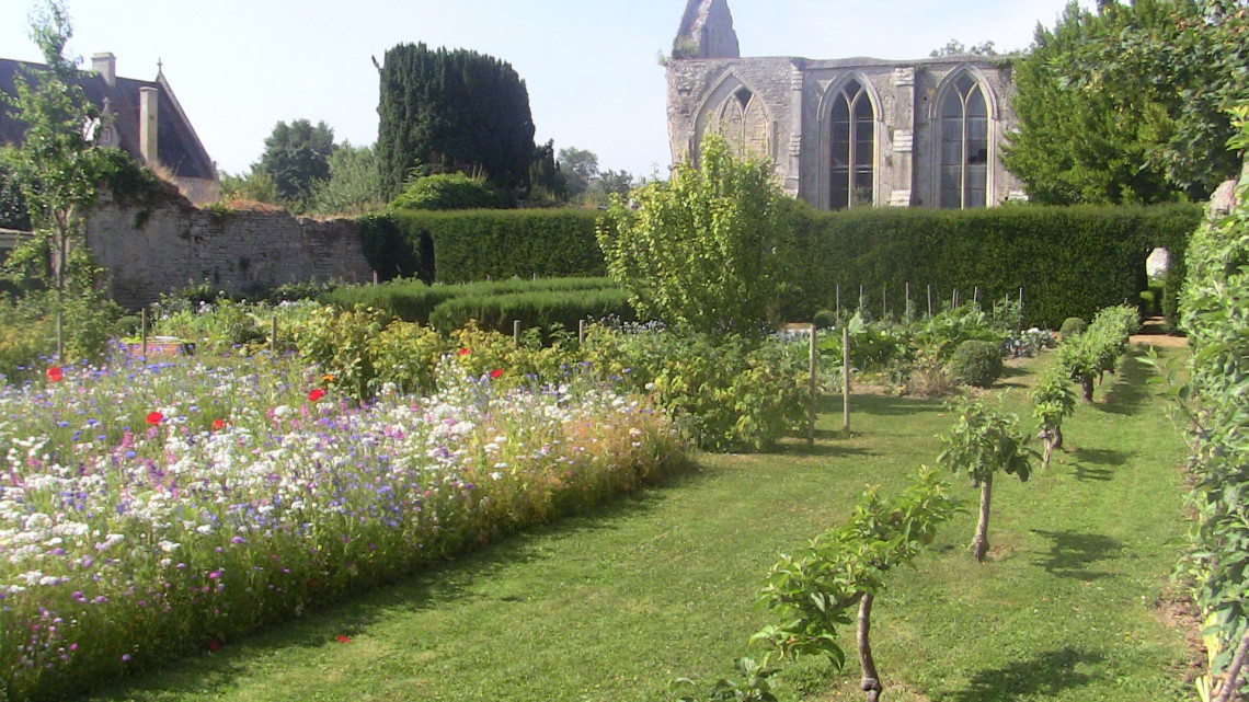 web-longues-abbey-garden-france-abbaye-de-longues