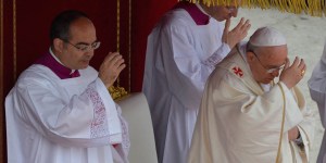 Cómo (y por qué) hacerse la señal de la cruz antes del Evangelio en la misa