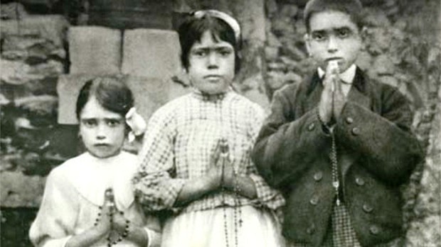 Fatima_children_with_rosaries-1